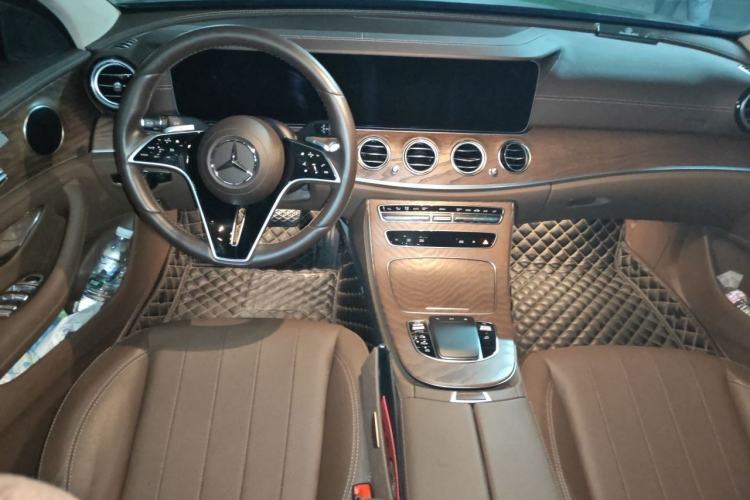 Used Mercedes-Benz E-Class 2023 Updated E 300 L Fashion Edition Center Console