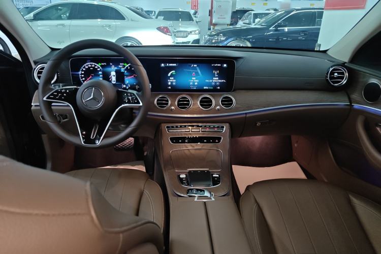 Used Mercedes-Benz E-Class 2023 Updated E 300 L Fashion Edition Center Console