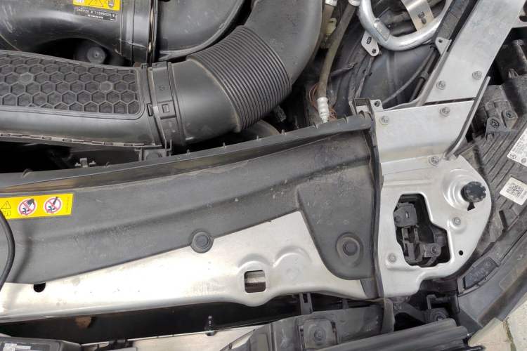 Used Mercedes-Benz E-Class 2023 Updated E 300 L Luxury Edition Engine Bay Left
