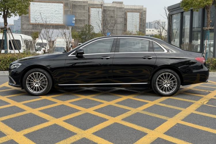 Used Mercedes-Benz E-Class 2023 Facelift E 260 L Exterior 1
