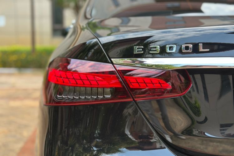 Used Mercedes-Benz E-Class 2023 E 300 L Luxury Model Exterior 10