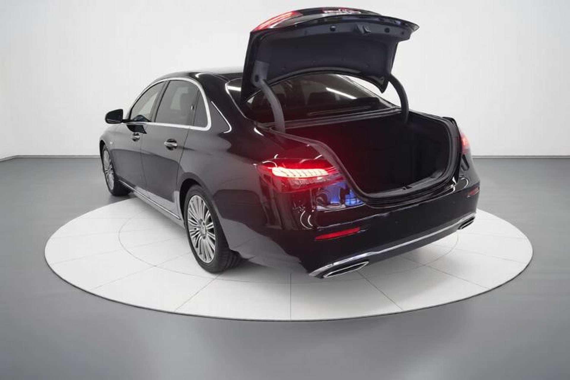 Used Mercedes-Benz E-Class 2023 Updated E 300 L Fashion Edition Exterior 2