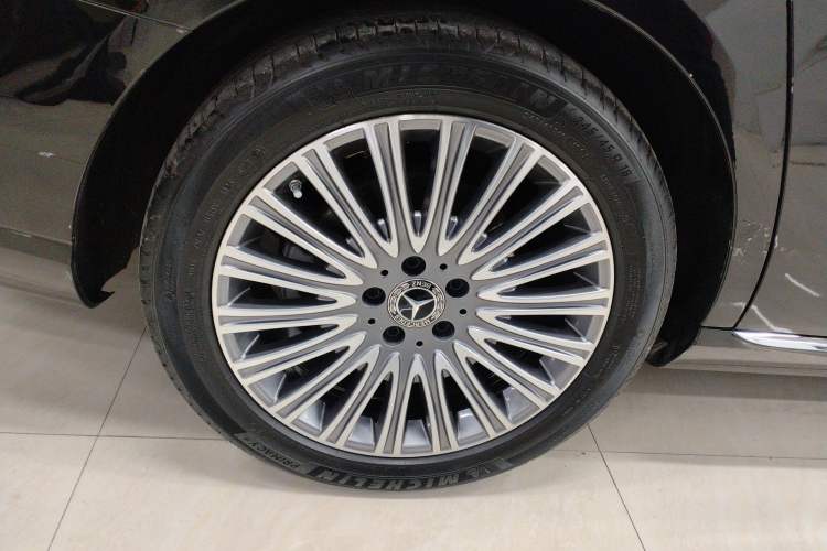 Used Mercedes-Benz E-Class 2023 E 300 L Luxury Model Exterior 3