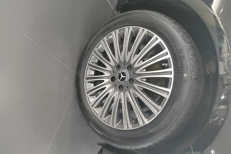 Used Mercedes-Benz E-Class 2023 E 300 L Luxury Model Exterior 4