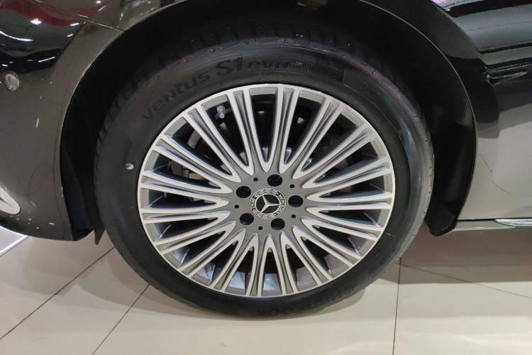 Used Mercedes-Benz E-Class 2023 Updated E 300 L Fashion Edition Exterior 4