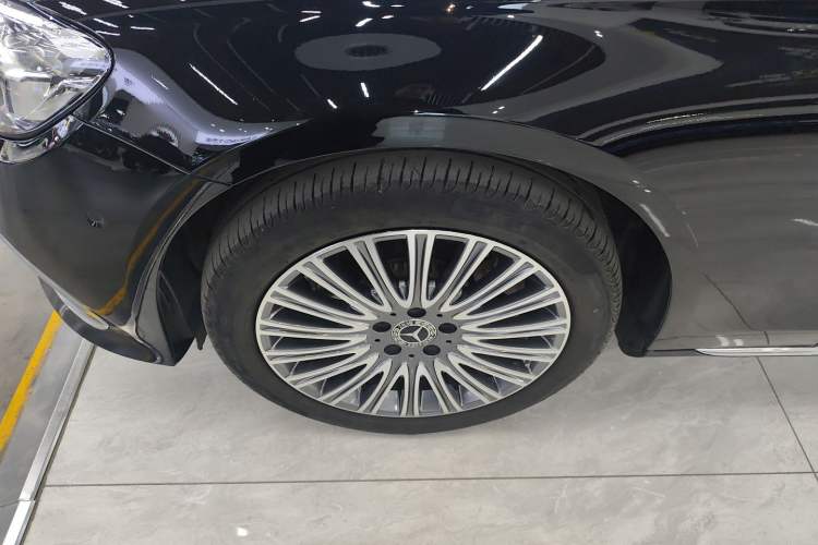 Used Mercedes-Benz E-Class 2023 Updated E 300 L Luxury Edition Exterior 4