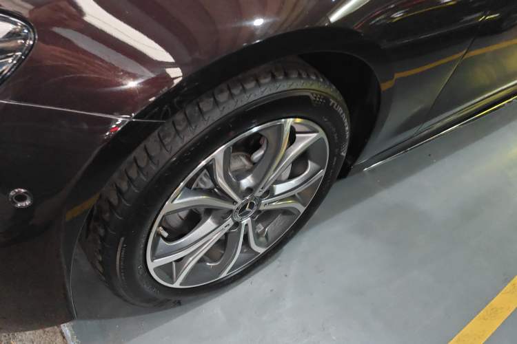 Used Mercedes-Benz E-Class 2023 E 300 L Sporty and Stylish Model Exterior 4