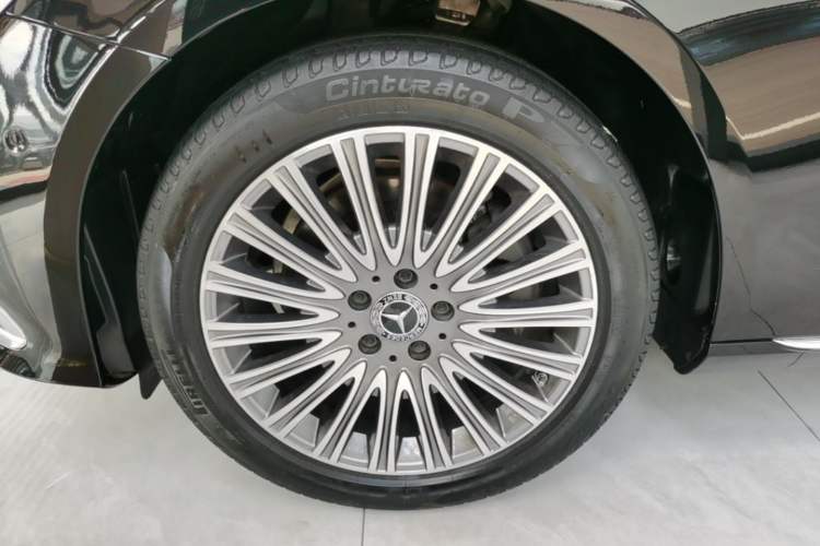 Used Mercedes-Benz E-Class 2023 E 300 L Luxury Model Exterior 4