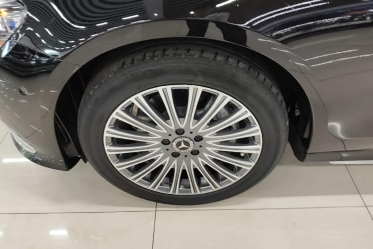 Used Mercedes-Benz E-Class 2023 Restyled E 300 L Sport Luxury Edition Exterior 4