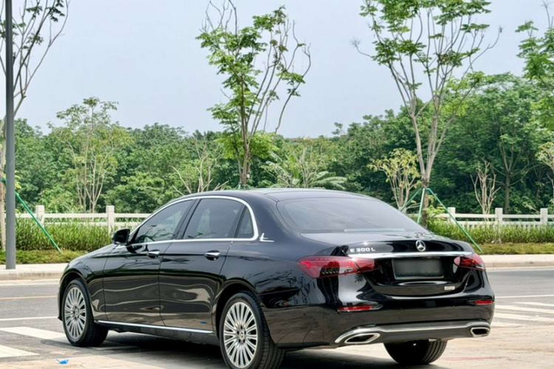 Used Mercedes-Benz E-Class 2023 Updated E 300 L Fashion Edition Exterior 4