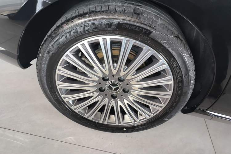 Used Mercedes-Benz E-Class 2023 Updated E 300 L Luxury Edition Exterior 5