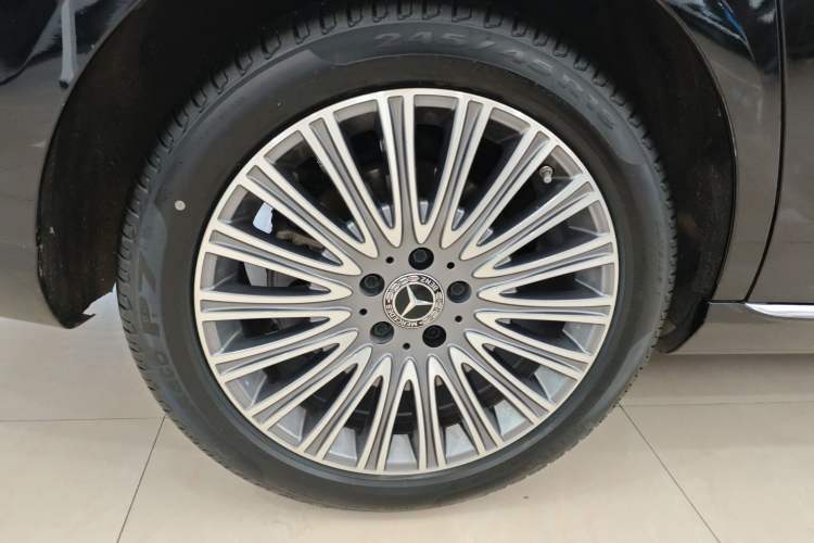 Used Mercedes-Benz E-Class 2023 Updated E 300 L Fashion Edition Exterior 5