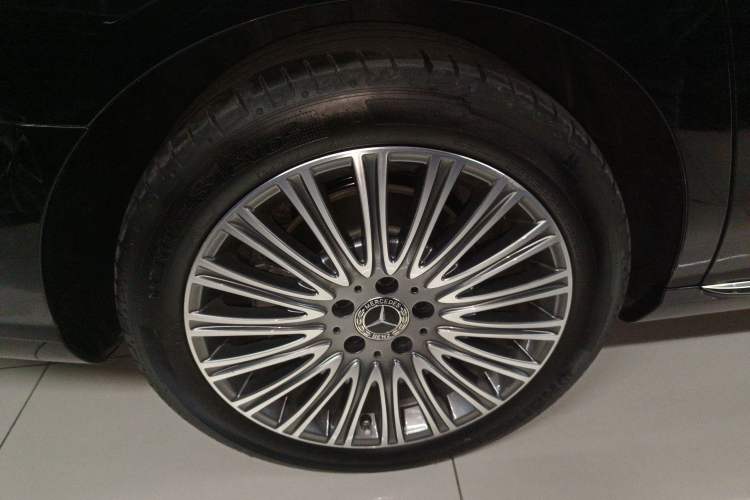 Used Mercedes-Benz E-Class 2023 Updated E 300 L Luxury Edition Exterior 8
