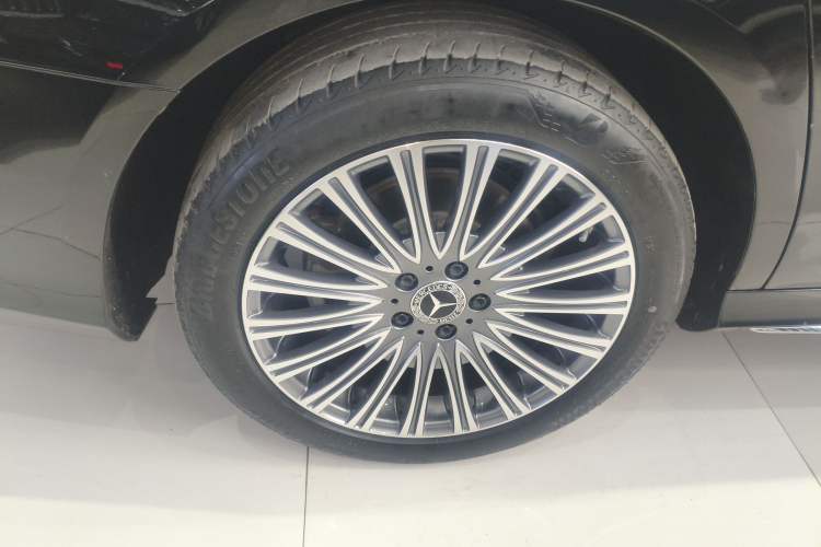 Used Mercedes-Benz E-Class 2023 Restyled E 300 L Sporty and Stylish Edition Exterior 8