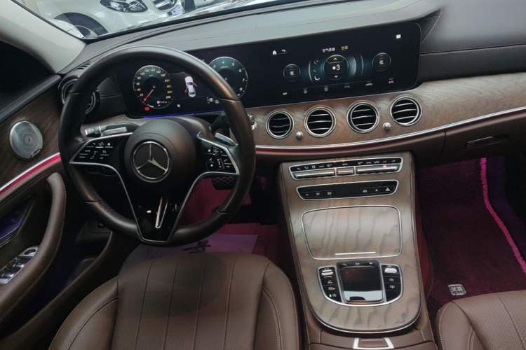 Used Mercedes-Benz E-Class 2023 Updated E 300 L Luxury Edition Gear Lever