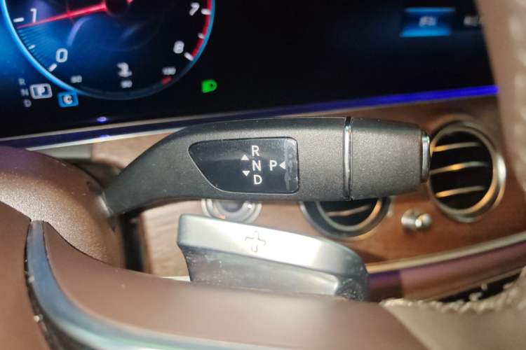 Used Mercedes-Benz E-Class 2023 Updated E 300 L Luxury Edition Gear Lever