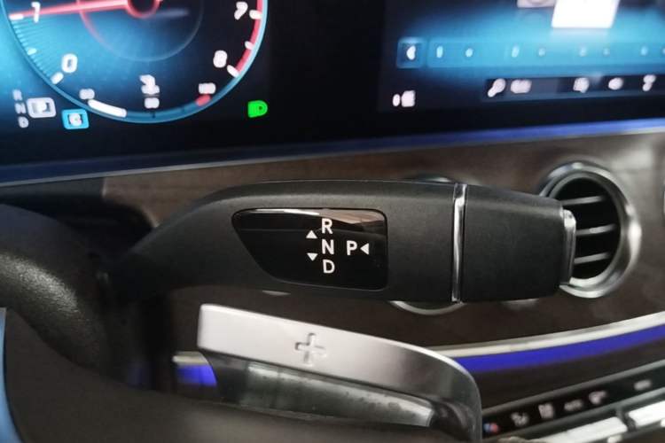 Used Mercedes-Benz E-Class 2023 Updated E 300 L Fashion Edition Gear Lever