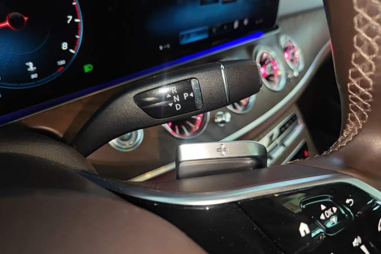Used Mercedes-Benz E-Class 2023 Updated E 300 L Fashion Edition Gear Lever