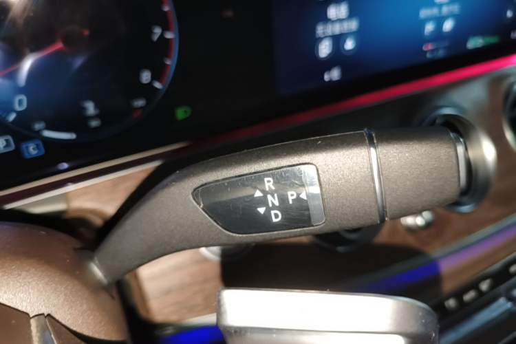 Used Mercedes-Benz E-Class 2023 Updated E 300 L Luxury Edition Gear Lever