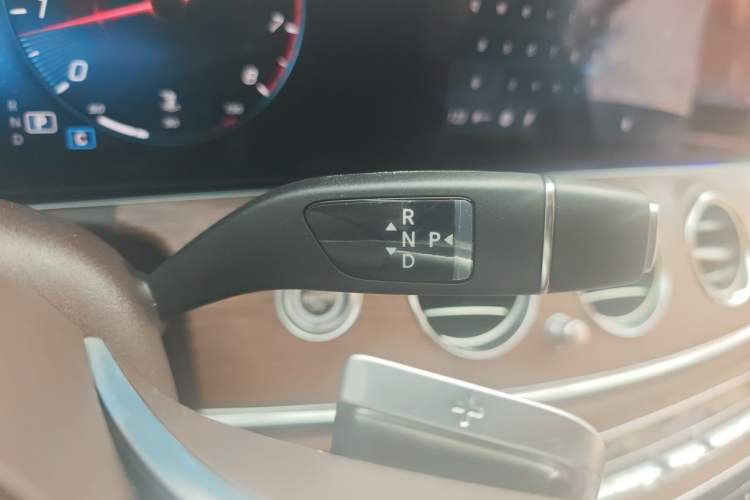 Used Mercedes-Benz E-Class 2023 Updated E 300 L Fashion Edition Gear Lever