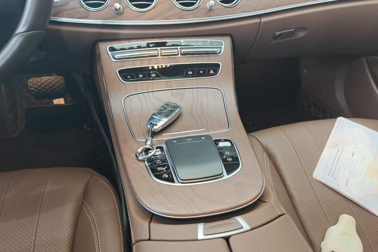 Used Mercedes-Benz E-Class 2023 Updated E 300 L Luxury Edition Gear Lever