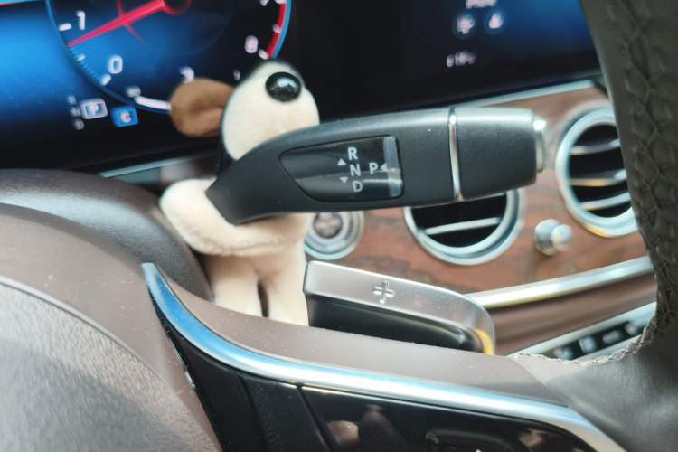 Used Mercedes-Benz E-Class 2023 Updated E 300 L Luxury Edition Gear Lever