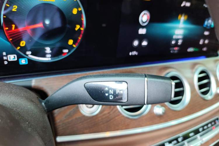 Used Mercedes-Benz E-Class 2023 Updated E 300 L Fashion Edition Gear Lever