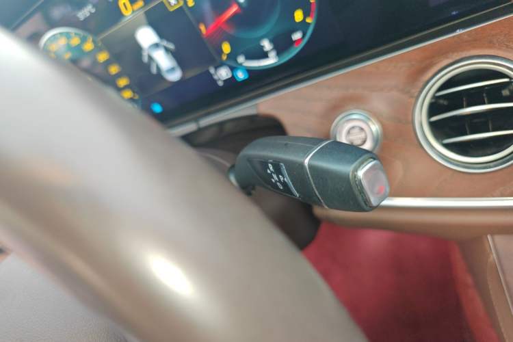 Used Mercedes-Benz E-Class 2023 Updated E 300 L Luxury Edition Gear Lever