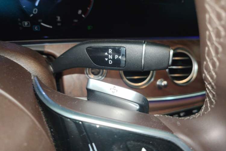 Used Mercedes-Benz E-Class 2023 Updated E 300 L Luxury Edition Gear Lever