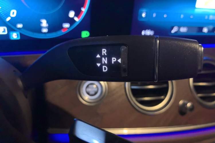 Used Mercedes-Benz E-Class 2023 Updated E 300 L Luxury Edition Gear Lever