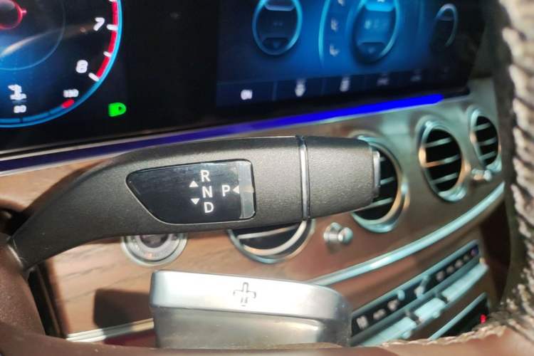 Used Mercedes-Benz E-Class 2023 Updated E 300 L Fashion Edition Gear Lever