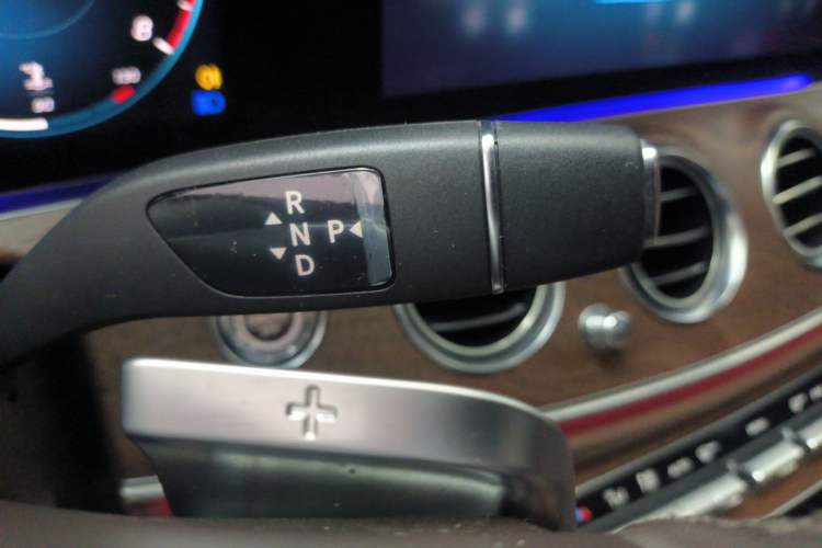 Used Mercedes-Benz E-Class 2023 Updated E 300 L Luxury Edition Gear Lever