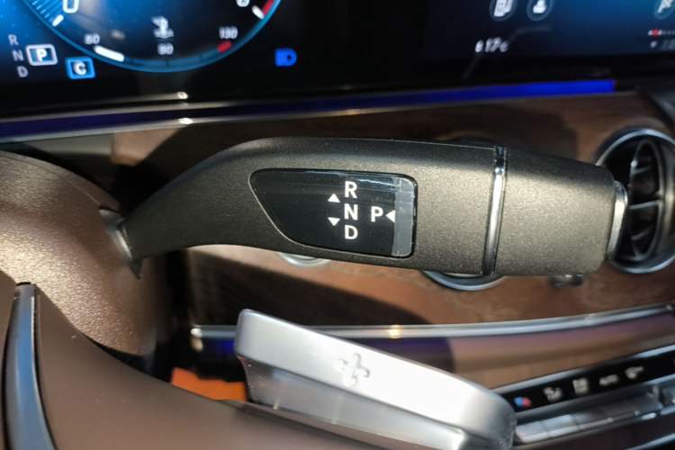 Used Mercedes-Benz E-Class 2023 Updated E 300 L Luxury Edition Gear Lever