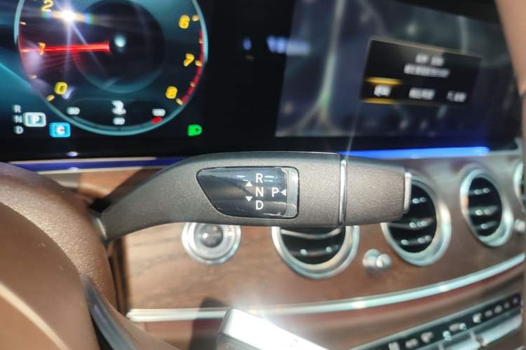 Used Mercedes-Benz E-Class 2023 Updated E 300 L Fashion Edition Gear Lever