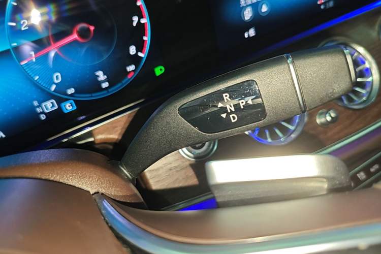 Used Mercedes-Benz E-Class 2023 Updated E 300 L Luxury Edition Gear Lever