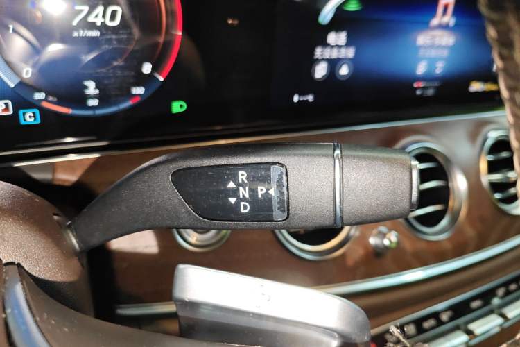 Used Mercedes-Benz E-Class 2023 Updated E 300 L Luxury Edition Gear Lever