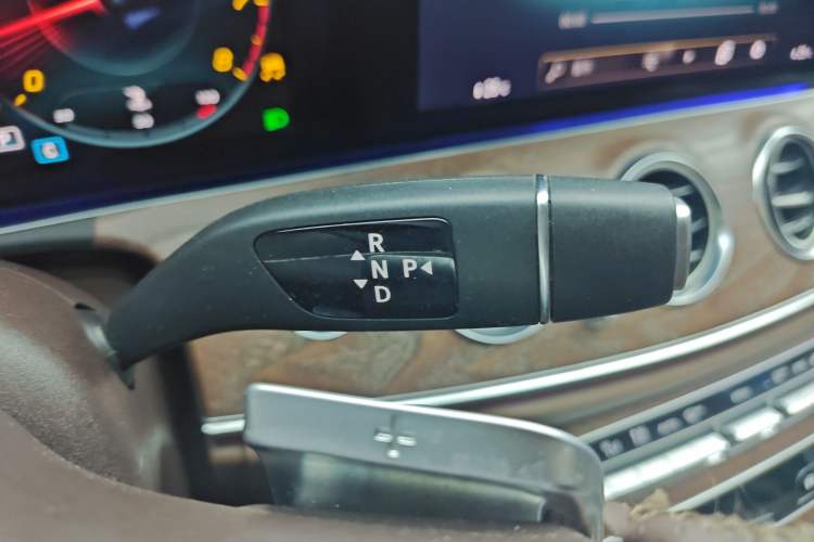 Used Mercedes-Benz E-Class 2023 Updated E 300 L Fashion Edition Gear Lever