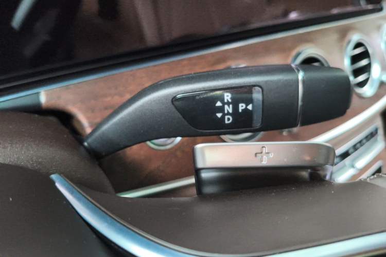 Used Mercedes-Benz E-Class 2023 Updated E 300 L Luxury Edition Gear Lever