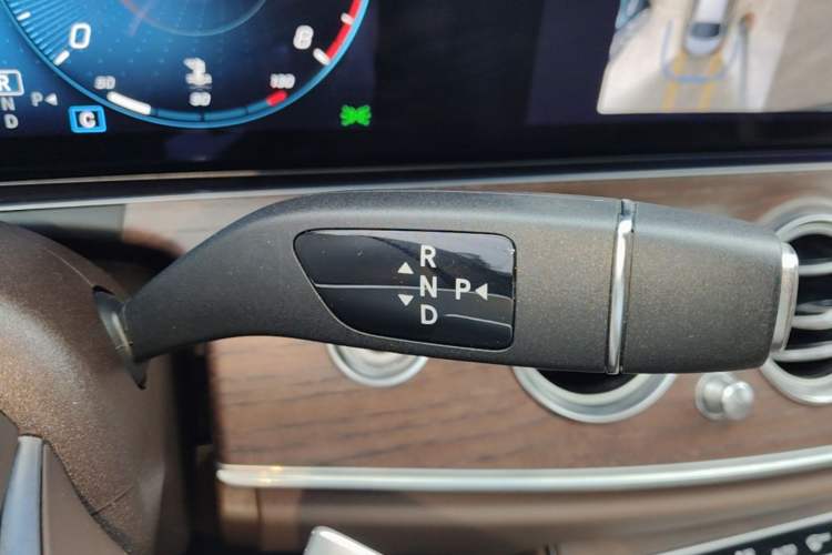 Used Mercedes-Benz E-Class 2023 Updated E 300 L Fashion Edition Gear Lever