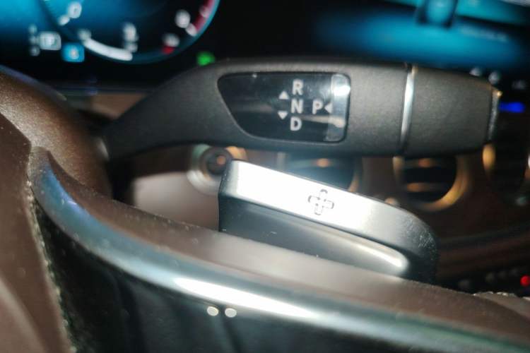 Used Mercedes-Benz E-Class 2023 Updated E 300 L Luxury Edition Gear Lever
