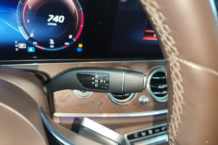 Used Mercedes-Benz E-Class 2023 Updated E 300 L Luxury Edition Gear Lever
