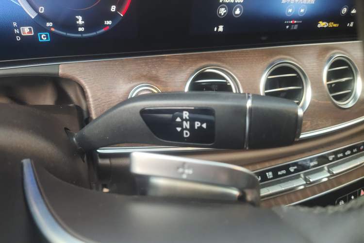 Used Mercedes-Benz E-Class 2023 Updated E 300 L Luxury Edition Gear Lever