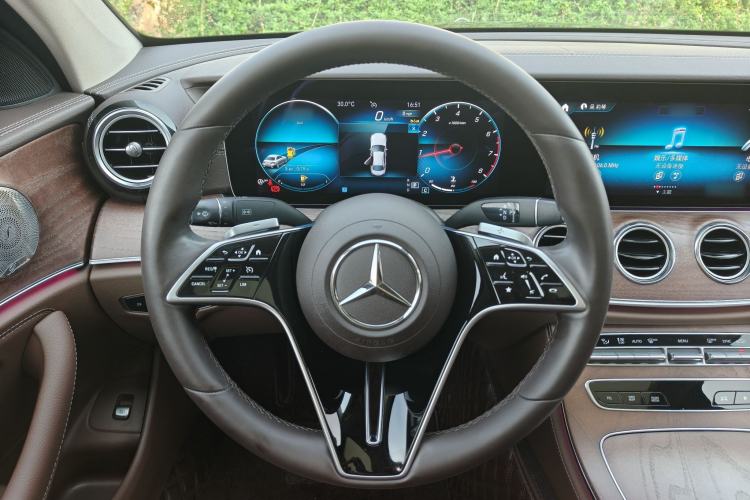 Used Mercedes-Benz E-Class 2023 Updated E 300 L Luxury Edition Gear Lever