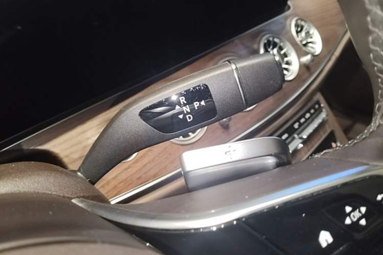 Used Mercedes-Benz E-Class 2023 Updated E 300 L Luxury Edition Gear Lever