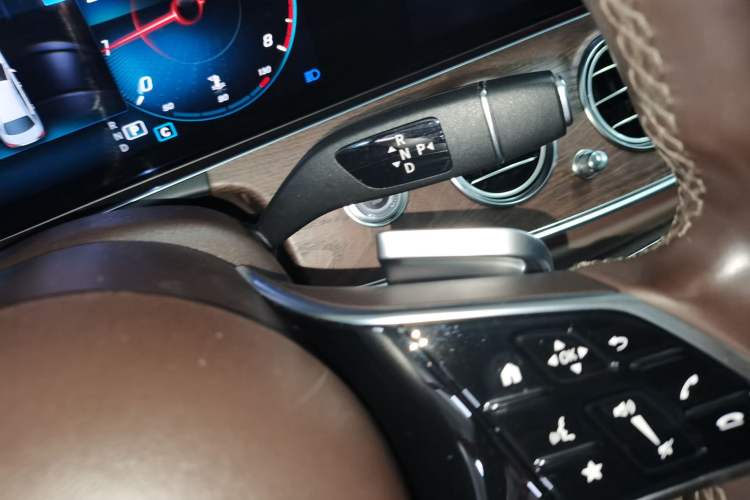 Used Mercedes-Benz E-Class 2023 Updated E 300 L Luxury Edition Gear Lever