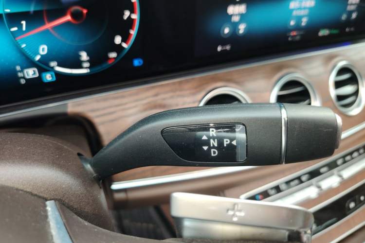 Used Mercedes-Benz E-Class 2023 Updated E 300 L Fashion Edition Gear Lever