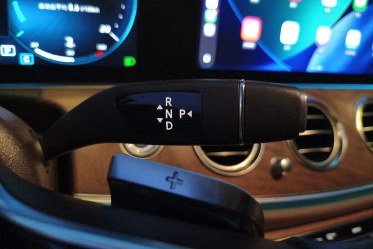 Used Mercedes-Benz E-Class 2023 Updated E 300 L Luxury Edition Gear Lever