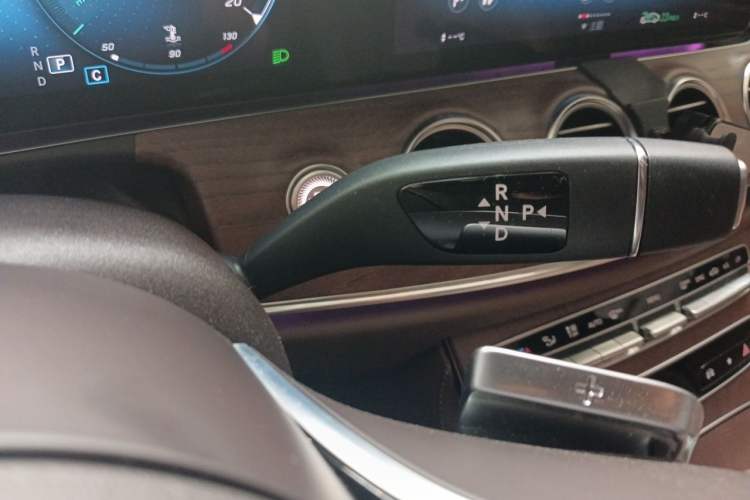 Used Mercedes-Benz E-Class 2023 Updated E 300 L Luxury Edition Gear Lever