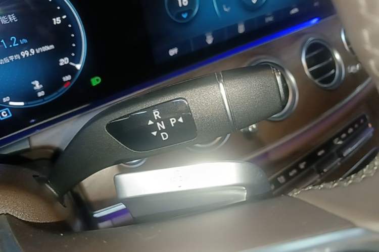 Used Mercedes-Benz E-Class 2023 Updated E 300 L Luxury Edition Gear Lever