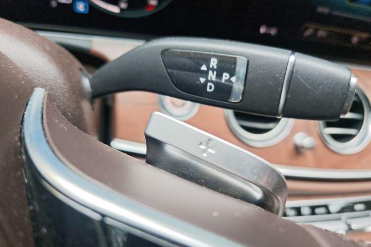 Used Mercedes-Benz E-Class 2023 Updated E 300 L Luxury Edition Gear Lever